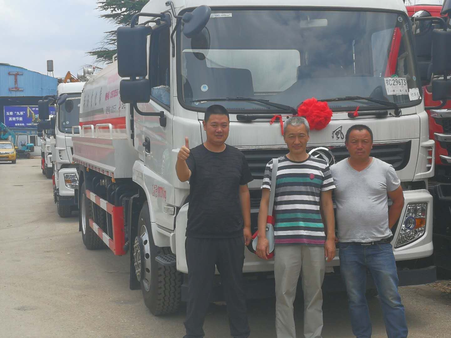 红河州客户在我公司订购15方洒水车4台